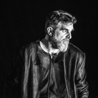 Παγκόσμια πρεμιέρα για την Αντιγόνη του Σοφοκλή, σε σκηνοθεσία του καινοτόμου Ούλριχ Ράσε  – Νέες Φωτογραφίες