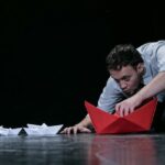 Είδαμε το έργο “Να ξέρετε πως αυτό που ακούτε είναι σφύριγμα τρένου” – Κριτική της Παράστασης