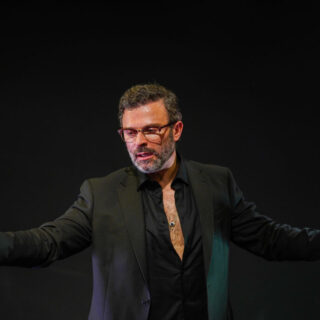 Είδαμε τον Αρχιτέκτονα στο Θέατρο 104 – Κριτική της Παράστασης